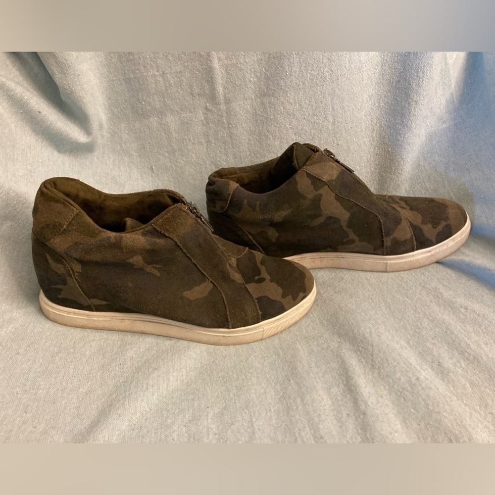 Blondo Glenda Suede Waterproof Wedge Sneakers in Green Camo - Picture 11 of 12